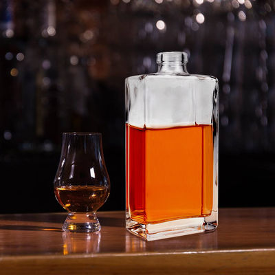 500 ml Quadratflasche aus klarem Glas für Soda, eigene Korkenflasche für Wodka, Whisky und Brandy