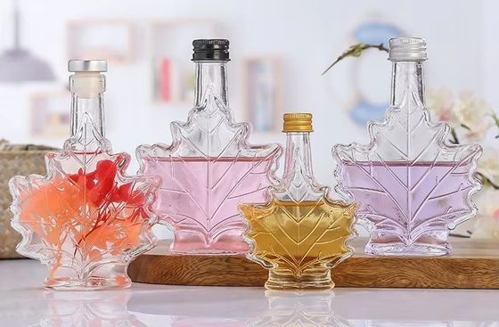 Industrielle Glasflasche für Getränke in kundenspezifischer Farbe in Form von Ahornblättern 50 ml 100 ml 250 ml