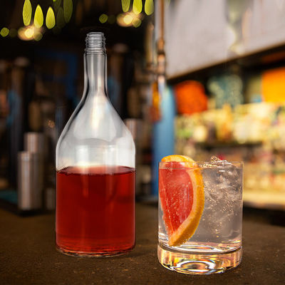 Custom Luxury Gin Whiskey Vodka 1.75L klare Glasflasche mit Schraubkappe und Gravierungen