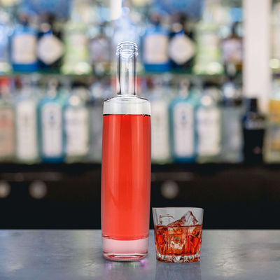 700 ml Glasflaschen für alkoholische Getränke mit langem Hals und anpassbaren Behältern
