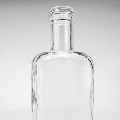 700 ml klares, flaches, quadratisches Glas Wodka Whisky Flasche mit Schraubkappe und Gravierungslogo