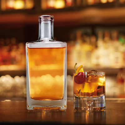 Akzeptable OEM/ODM 700ml Quadratfläschige Glasflasche für Whisky Gin Wodka Spirit Wahl