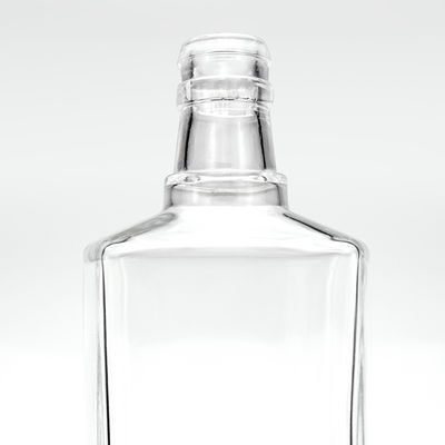 Akzeptables Kundenlogo Glasflasche Dreieck 650 ml Alkohol Whisky mit Kork