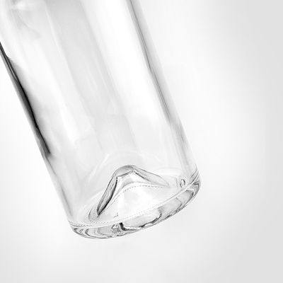 750 ml Glasflasche mit Gravuroberfläche und Korkschraubkappe