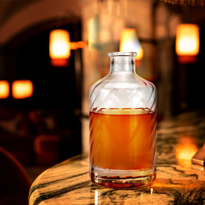 Akzeptables Kundenlogo Kundenspezifische klare runde Glasflasche für Whisky Brandy und Gin