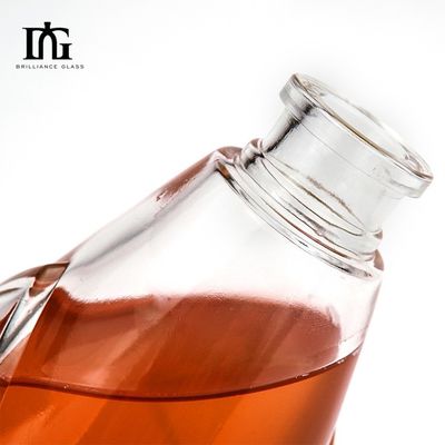 Freigegebene Super-Fliesen-Farbe Kristall-Weiß-Glasflaschen für Brandy und Wodka mit Kork