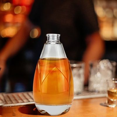 Freigegebene Super-Fliesen-Farbe Kristall-Weiß-Glasflaschen für Brandy und Wodka mit Kork