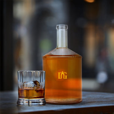 500 ml 700 ml 750 ml Whiskey Vodka Brandy klare Glasflasche mit individuell eingraviertem Etikett