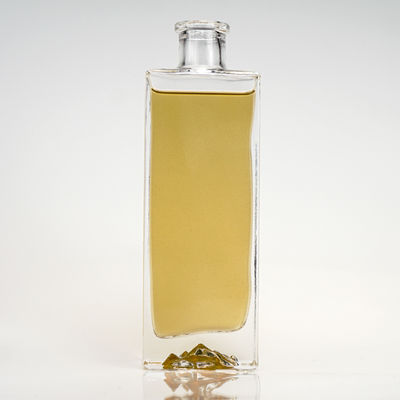 Flächige, leere, klare Glasflasche mit Alkohol für Whisky, Rum, Spirituosen, Wodka Gin