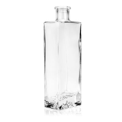 Flächige, leere, klare Glasflasche mit Alkohol für Whisky, Rum, Spirituosen, Wodka Gin