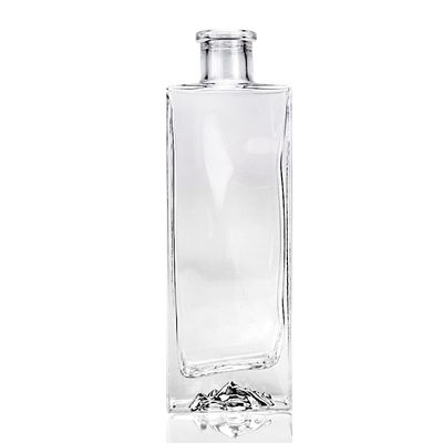 Flächige, leere, klare Glasflasche mit Alkohol für Whisky, Rum, Spirituosen, Wodka Gin