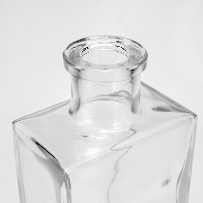 Flächige, leere, klare Glasflasche mit Alkohol für Whisky, Rum, Spirituosen, Wodka Gin