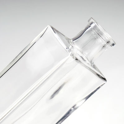 Flächige, leere, klare Glasflasche mit Alkohol für Whisky, Rum, Spirituosen, Wodka Gin