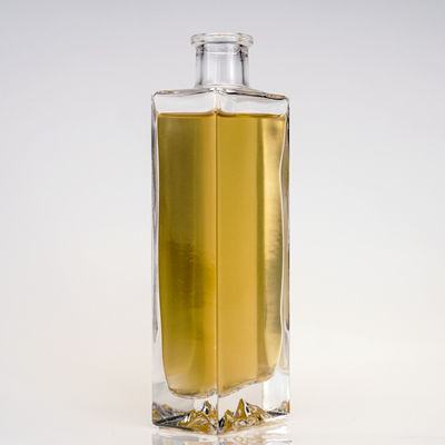 Flächige, leere, klare Glasflasche mit Alkohol für Whisky, Rum, Spirituosen, Wodka Gin