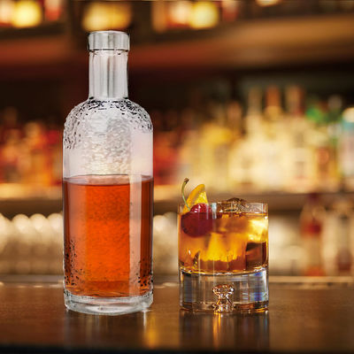 Einzigartige Form 500 ml 700 ml Klarer Rum Whisky Saft Glasflasche mit Korkendichtung