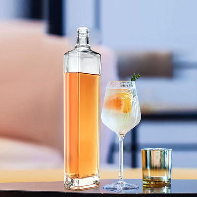 650 ml Creative Whiskey Vodka Glasflaschen mit Korken und Schraubkappe mit gravierter Oberfläche