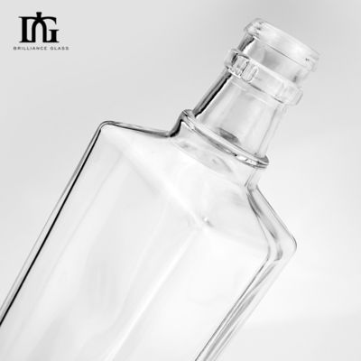 650 ml Creative Whiskey Vodka Glasflaschen mit Korken und Schraubkappe mit gravierter Oberfläche