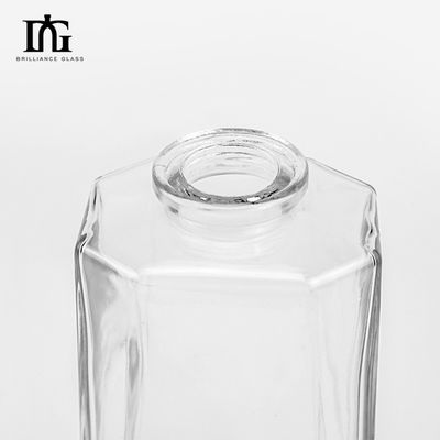 Maßgeschneiderte einzigartige Gestaltung 500ml Flasche Gravierter Dreieck Tequila Glasflasche mit Deckel