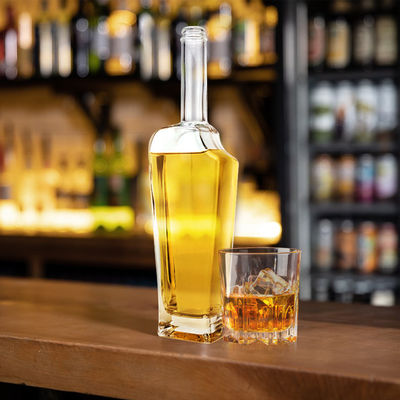 Klare kubische leere Rum Whisky Spirit Gin Vodka Glas Flasche mit Korken und Versiegelung