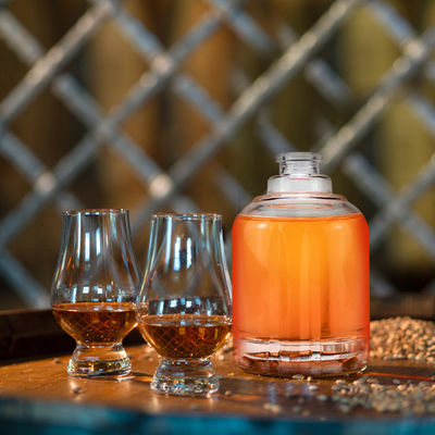 25OZ Runde Spirituosenflasche mit gerader Platte und einem Finger Pistole Griff Griff aus Glas